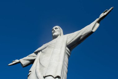 Brezilya, 06-05-2023: Rio de Janeiro 'nun sembolü Kurtarıcı İsa, modern dünyanın yedi harikasından biri olan Corcovado Dağı' nın tepesinde heykeltıraş Paul Landowski tarafından tasarlanan deco-stil heykel