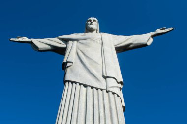 Brezilya, 06-05-2023: Rio de Janeiro 'nun sembolü Kurtarıcı İsa, modern dünyanın yedi harikasından biri olan Corcovado Dağı' nın tepesinde heykeltıraş Paul Landowski tarafından tasarlanan deco-stil heykel
