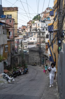 Brezilya, 06-07-2023: Rocinha sokaklarında günlük yaşam, Rio de Janeiro 'nun güneyindeki ünlü gecekondu mahallesi, Gavea, Sao Conrado ve Vidigal bölgeleri arasındaki en büyük gecekondu mahallesi. 