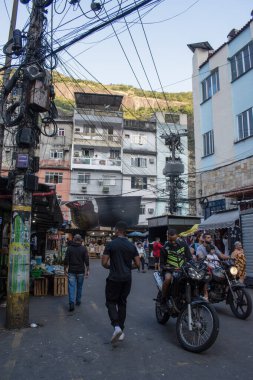 Brezilya, 06-07-2023: Rocinha sokaklarında günlük yaşam, Rio de Janeiro 'nun güneyindeki ünlü gecekondu mahallesi, Gavea, Sao Conrado ve Vidigal bölgeleri arasındaki en büyük gecekondu mahallesi. 