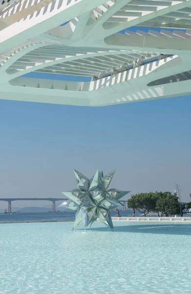 ブラジル リオデジャネイロ 2023 スペインの新興建築家サンティアゴ カラトラヴァによって設計された科学博物館 明日の博物館の詳細とピア マウアのウォーターフロントの隣に建てられました — ストック写真