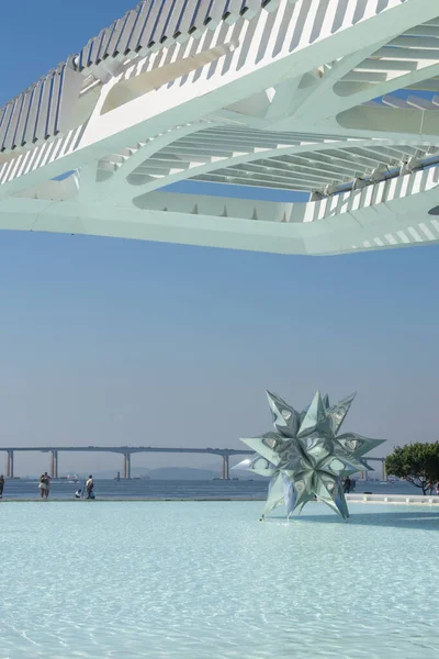 ブラジル リオデジャネイロ 2023 スペインの新興建築家サンティアゴ カラトラヴァによって設計された科学博物館 明日の博物館の詳細とピア マウアのウォーターフロントの隣に建てられました — ストック写真