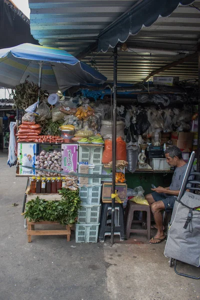 ブラジル 2023 ロッキーニの街で市場で果物や野菜の彼のストールとグレーンサー リオデジャネイロの最も有名なファヴェラと国の最大のスラム — ストック写真