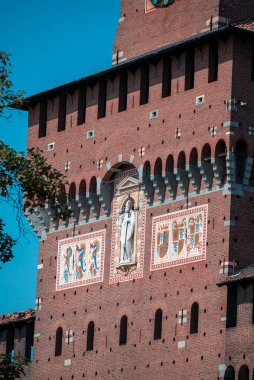 Castello Sforzesco (Sforza 'nın Kalesi) İtalya' nın kuzeyindeki Milano 'da bulunan ortaçağ kalesinin ayrıntıları. 08-15-2023. 15. yüzyılda Milan Dükü Francesco Sforza tarafından inşa edilmiştir.