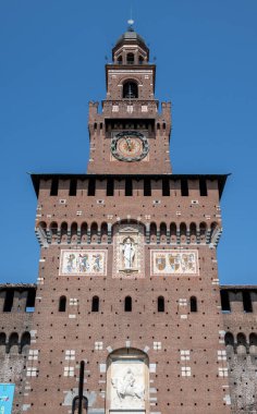 Castello Sforzesco (Sforza 'nın Kalesi) İtalya' nın kuzeyindeki Milano 'da bulunan ortaçağ kalesinin ayrıntıları. 08-15-2023. 15. yüzyılda Milan Dükü Francesco Sforza tarafından inşa edilmiştir.