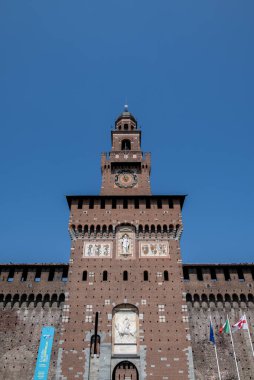Castello Sforzesco (Sforza 'nın Kalesi) İtalya' nın kuzeyindeki Milano 'da bulunan ortaçağ kalesinin ayrıntıları. 08-15-2023. 15. yüzyılda Milan Dükü Francesco Sforza tarafından inşa edilmiştir.