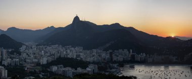 Rio de Janeiro, Brezilya, 06-07-2023: Sugarloaf Dağı 'ndan gün batımına doğru panoramik manzara Humait ilçesi, Corcovado Dağı' nın tepesindeki Kurtarıcı İsa, Botafogo bölgesi ve plaj manzarası