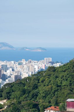 Brezilya, 06-07-2023: Rio de Janeiro 'nun gökdelenler, lagünler, Guanabara Körfezi ve Atlantik Okyanusu manzaralı en ünlü kenar mahallesi Rocinha' dan görülen posta kartı silueti.