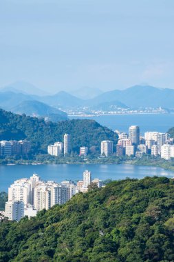Brezilya, 06-07-2023: Rio de Janeiro 'nun gökdelenler, lagünler, Guanabara Körfezi ve Atlantik Okyanusu manzaralı en ünlü kenar mahallesi Rocinha' dan görülen posta kartı silueti.