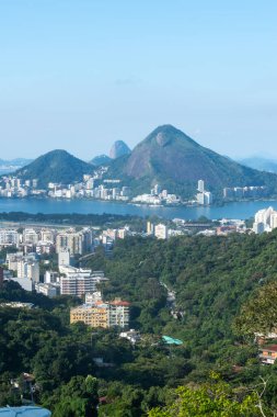 Brezilya, 06-07-2023: Rio de Janeiro 'nun gökdelenler, lagünler, Guanabara Körfezi ve Atlantik Okyanusu manzaralı en ünlü kenar mahallesi Rocinha' dan görülen posta kartı silueti.