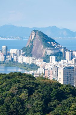 Brezilya, 06-07-2023: Rio de Janeiro 'nun gökdelenler, lagünler, Guanabara Körfezi ve Atlantik Okyanusu manzaralı en ünlü kenar mahallesi Rocinha' dan görülen posta kartı silueti.