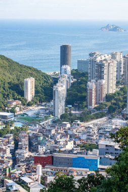 Brezilya, 06-07-2023: Rio de Janeiro 'nun gökdelenler, lagünler, Guanabara Körfezi ve Atlantik Okyanusu manzaralı en ünlü kenar mahallesi Rocinha' dan görülen posta kartı silueti.