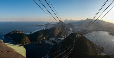 Rio de Janeiro, Brezilya, 06-07-2023: Sugarloaf Kablo Arabası ve Praia Vermelha (Kızıl Plaj), Leme ve Botafogo ve Corcovado Dağı 'ndaki Kurtarıcı İsa ile şehrin panoramik manzarası