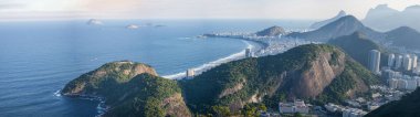 Rio de Janeiro, Brezilya, 06-07-2023: Urca bölgesi, dağlar, Praia Vermelha (Kızıl Plaj) ve Leme 'nin bulunduğu Sugarloaf Kablo Arabası' ndan görülen şehrin çarpıcı panoramik manzarası 