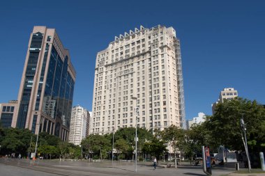 Rio de Janeiro, Brezilya, 06-07-2023: Guanabara Körfezi 'ni çevreleyen halka açık bir gezinti alanı olan Centro Mahallesi' ndeki Praca Mau 'nun ufuk çizgisi.