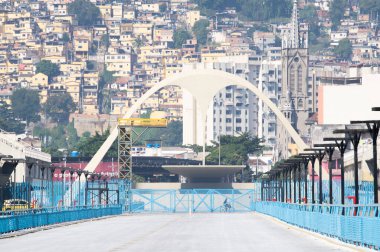 Rio de Janeiro, Brezilya, 06-07-2023: Sambadrome Marques de Sapucai, her ikisi de Oscar Niemeyer tarafından yapılan Apotheosis Meydanı manzarası ile Rio Karnavalı sırasında samba okullarının rekabetçi bir şekilde geçit yaptığı yer.