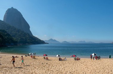 Rio de Janeiro, Brezilya, 06-07-2023: Zengin yerleşim bölgesi Urca 'daki Sugar Loaf' un (Pao de Acucar) eteğindeki Praia Vermelha plajının (Red Beach) panoramik manzarası