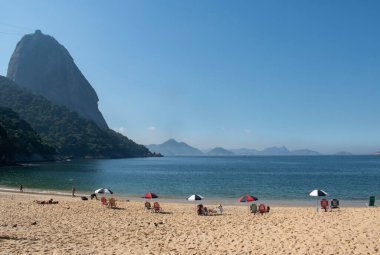 Rio de Janeiro, Brezilya, 06-07-2023: Zengin yerleşim bölgesi Urca 'daki Sugar Loaf' un (Pao de Acucar) eteğindeki Praia Vermelha plajının (Red Beach) panoramik manzarası