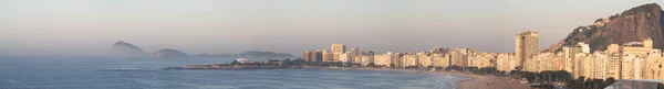 リオデジャネイロ ブラジル 2023 コパカバーナビーチの夜明けのピンクの光の空中ビュー 高層ビル コパカバーナ砦 植物がいっぱいの岩の丘 — ストック写真