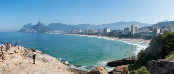 Рио Жанейро Бразилия 2023 Пляж Ипанема Горизонт Города Видны Скалы — стоковое фото