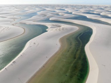 Lencois Maranhenses 'in hava görüntüsü. Taze ve şeffaf su havuzları olan beyaz kum tepeleri. Çöl. Barreirinhas. Maranhao Eyalet Ulusal Parkı. Brezilya