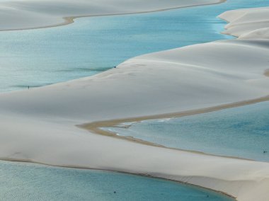 Lencois Maranhenses 'in hava görüntüsü. Taze ve şeffaf su havuzları olan beyaz kum tepeleri. Çöl. Barreirinhas. Maranhao Eyalet Ulusal Parkı. Brezilya