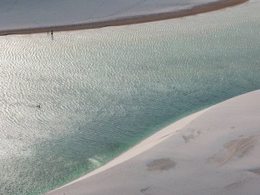 Lencois Maranhenses 'in hava görüntüsü. Taze ve şeffaf su havuzları olan beyaz kum tepeleri. Çöl. Barreirinhas. Maranhao Eyalet Ulusal Parkı. Brezilya