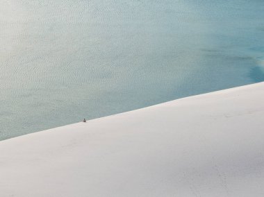 Lencois Maranhenses 'in hava görüntüsü. Taze ve şeffaf su havuzları olan beyaz kum tepeleri. Çöl. Barreirinhas. Maranhao Eyalet Ulusal Parkı. Brezilya