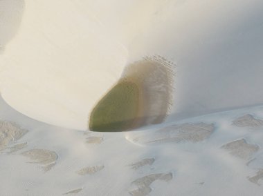 Lencois Maranhenses 'in hava görüntüsü. Taze ve şeffaf su havuzları olan beyaz kum tepeleri. Çöl. Barreirinhas. Maranhao Eyalet Ulusal Parkı. Brezilya