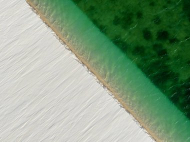 Lencois Maranhenses 'in hava görüntüsü. Taze ve şeffaf su havuzları olan beyaz kum tepeleri. Çöl. Barreirinhas. Maranhao Eyalet Ulusal Parkı. Brezilya