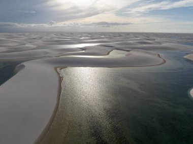 Lencois Maranhenses 'in hava görüntüsü. Taze ve şeffaf su havuzları olan beyaz kum tepeleri. Çöl. Barreirinhas. Maranhao Eyalet Ulusal Parkı. Brezilya