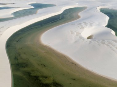 Lencois Maranhenses 'in hava görüntüsü. Taze ve şeffaf su havuzları olan beyaz kum tepeleri. Çöl. Barreirinhas. Maranhao Eyalet Ulusal Parkı. Brezilya