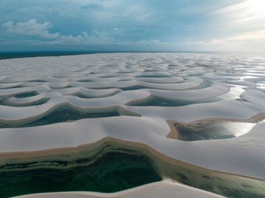 Lencois Maranhenses 'in hava görüntüsü. Taze ve şeffaf su havuzları olan beyaz kum tepeleri. Çöl. Barreirinhas. Maranhao Eyalet Ulusal Parkı. Brezilya
