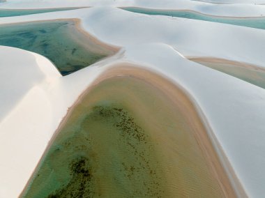 Lencois Maranhenses 'in hava görüntüsü. Taze ve şeffaf su havuzları olan beyaz kum tepeleri. Çöl. Barreirinhas. Maranhao Eyalet Ulusal Parkı. Brezilya