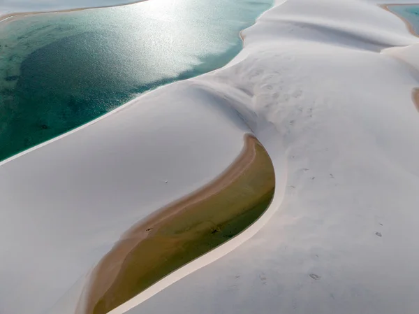 レーニス マルハンセンズの空中観測 新鮮で透明な水のプールが付いている白い砂丘 デザート バーリニアス マリヤノ国立公園 ブラジル — ストック写真