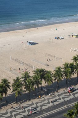 Rio de Janeiro, Brezilya, 06-07-2023: Avenida Atlantica 'nın (Atlantik Bulvarı) havadan görünüşü ve Copacabana sahilinin ikonik grafik kaldırımı, Bolivya' nın koruyucu azizi Virgen de Copacabana 'nın adını almıştır.