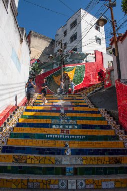 Rio de Janeiro, Brezilya, 06-08-2023: Lapa bölgesindeki dünyaca ünlü basamaklar olan Escadaria Selaron 'un manzarası, Şilili sanatçı Jorge Selaron' un (1947-2013) bunu Brezilya halkına hürmet olarak öne sürmesi