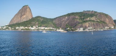 Rio de Janeiro, Brezilya, 06-09-2023: Flamengo Park 'tan (Aterro do Flamengo) görülen Sugarloaf Dağı, kentin en büyük kamu parkı ve dünyanın en büyük sahil parkı.
