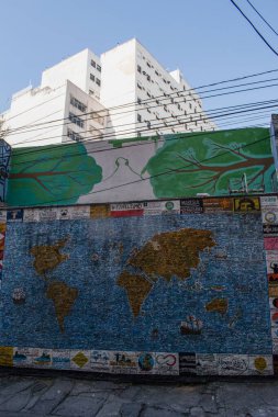 Rio de Janeiro, Brezilya, 06-07-2023: Lapa caddeleri manzaralı şehir silueti, şehir merkezinde yer alan ve tarihi eserleri, sömürge mimarisi ve gece hayatı ile ünlüdür.