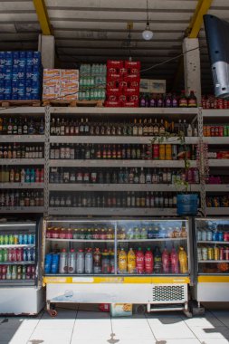Rio de Janeiro, Brezilya, 06-07-2023: Lapa bölgesinde bir bakkal, tarihi eserleri, sömürge mimarisi ve gece hayatıyla ünlü şehir merkezi komşuları