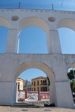 Rio de Janeiro, Brezilya, 06-07-2023: Carioca Aqueduct ile ufuk çizgisi, Arcos da Lapa olarak bilinir, 1750 yılında Carioca Nehri 'nden halka taze su getirmek için açıldı, örneğin koloni mimarisi. 