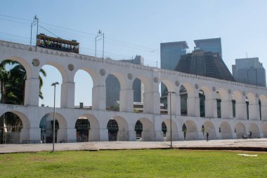Rio de Janeiro, 06-07-2023: Carioca Aqueduct, Arcos da Lapa olarak bilinen koloni mimarisi örneği, ünlü tramvayı ile Centro ve Santa Teresa arasında giden elektrikli tramvay