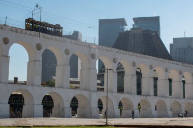 Rio de Janeiro, 06-07-2023: Carioca Aqueduct, Arcos da Lapa olarak bilinen koloni mimarisi örneği, ünlü tramvayı ile Centro ve Santa Teresa arasında giden elektrikli tramvay