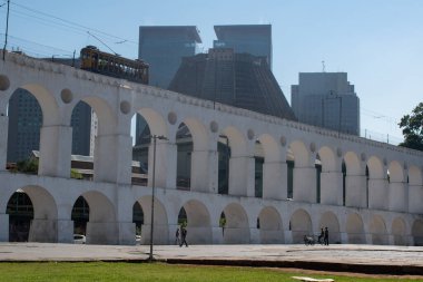 Rio de Janeiro, 06-07-2023: Carioca Aqueduct, Arcos da Lapa olarak bilinen koloni mimarisi örneği, ünlü tramvayı ile Centro ve Santa Teresa arasında giden elektrikli tramvay