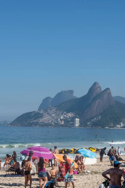 Rio Janeiro Brasil 2023 Banhos Sol Natação Surf Praia Ipanema — Fotografia de Stock