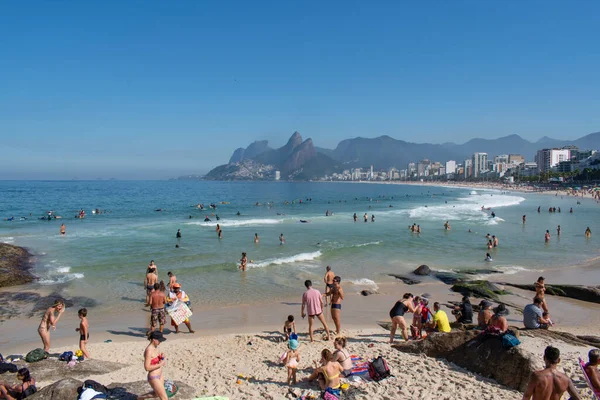Rio Janeiro Brezilya 2023 Nsanlar Ipanema Plajında Güneşleniyor Yüzüyor Sörf — Stok fotoğraf