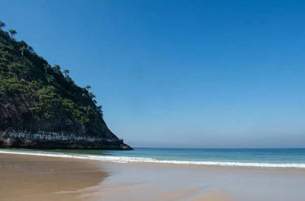 리오데자네이루 브라질 남아메리카 2023 코파카바나 해변의 모래와 크리스탈 식물이 가득한 — 스톡 사진