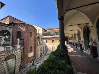 Pinacoteca Ambrosiana, Milan, İtalya, 07-09-2023: Vali Giovanni Galbiati tarafından 1932 'de tasarlanan ve Dante' nin Limbo 'daki büyük şiir, bilim, kültür ve bilim adamlarını gördüğü Inferno (canto IV) ayetlerinden sonra isimlendirilen Büyük Ruhlar Avlusu.