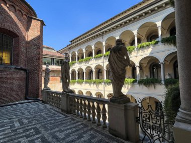 Pinacoteca Ambrosiana, Milan, İtalya, 07-09-2023: Vali Giovanni Galbiati tarafından 1932 'de tasarlanan ve Dante' nin Limbo 'daki büyük şiir, bilim, kültür ve bilim adamlarını gördüğü Inferno (canto IV) ayetlerinden sonra isimlendirilen Büyük Ruhlar Avlusu.