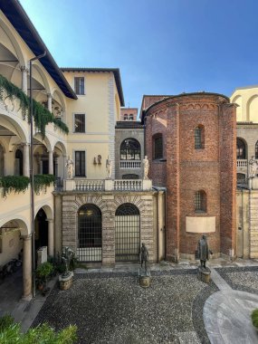 Pinacoteca Ambrosiana, Milan, İtalya, 07-09-2023: Vali Giovanni Galbiati tarafından 1932 'de tasarlanan ve Dante' nin Limbo 'daki büyük şiir, bilim, kültür ve bilim adamlarını gördüğü Inferno (canto IV) ayetlerinden sonra isimlendirilen Büyük Ruhlar Avlusu.